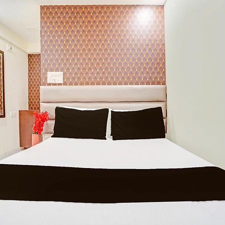 Hotel O S. G. Highway Formerly I Land Park Ahmedabad Buitenkant foto