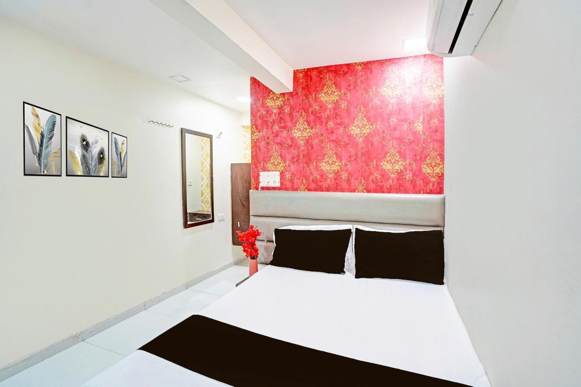 Hotel O S. G. Highway Formerly I Land Park Ahmedabad Buitenkant foto