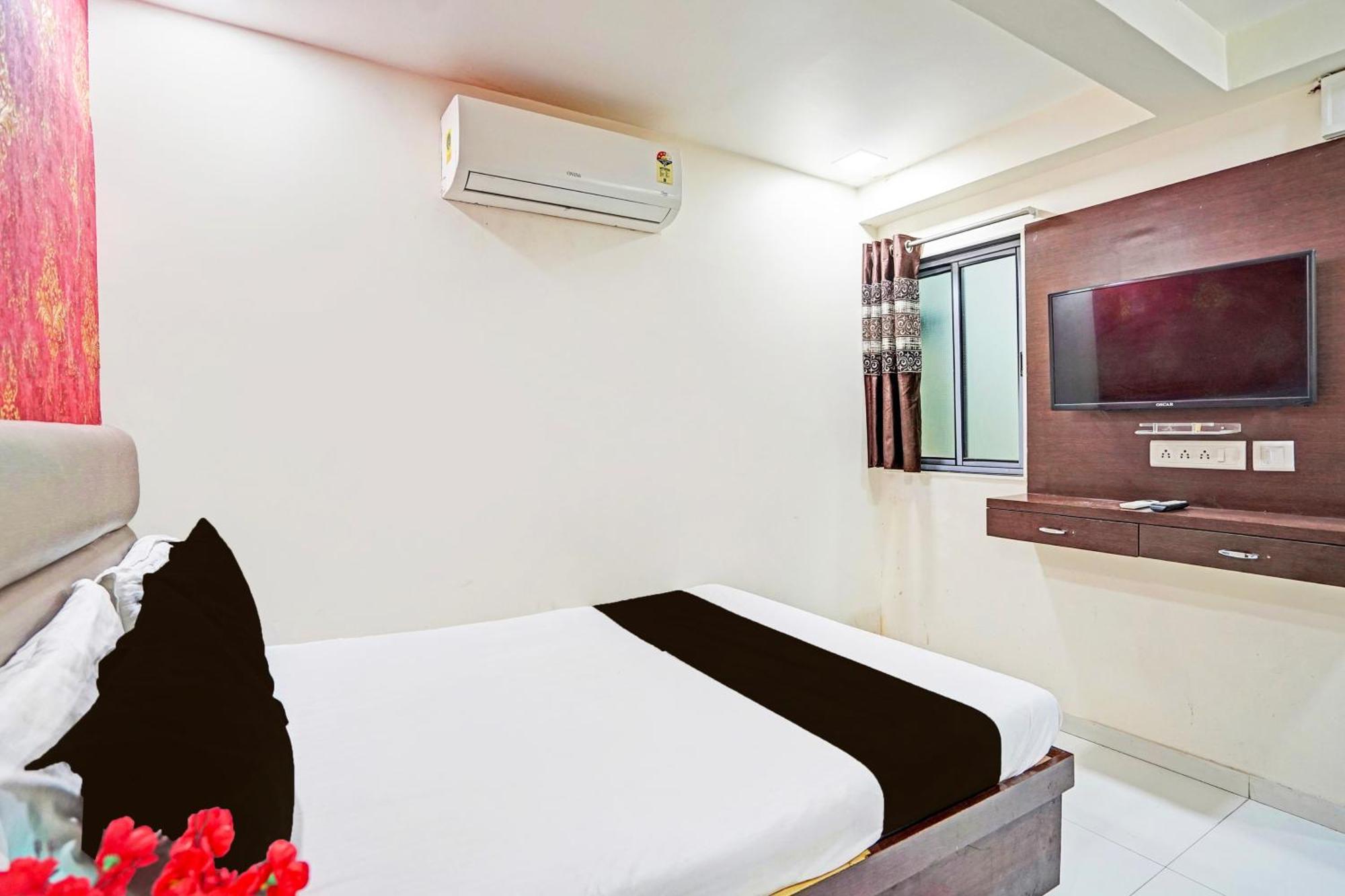 Hotel O S. G. Highway Formerly I Land Park Ahmedabad Buitenkant foto