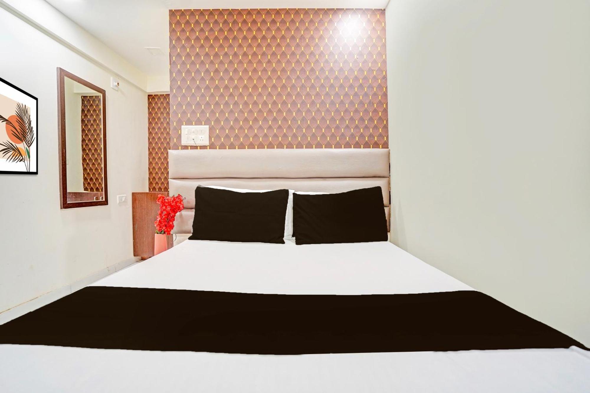 Hotel O S. G. Highway Formerly I Land Park Ahmedabad Buitenkant foto