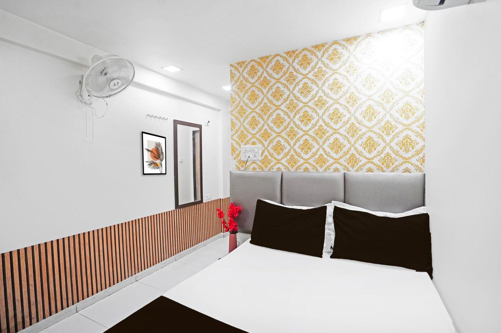 Hotel O S. G. Highway Formerly I Land Park Ahmedabad Buitenkant foto