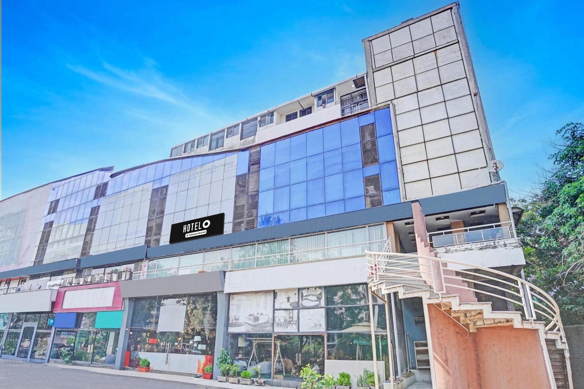 Hotel O S. G. Highway Formerly I Land Park Ahmedabad Buitenkant foto