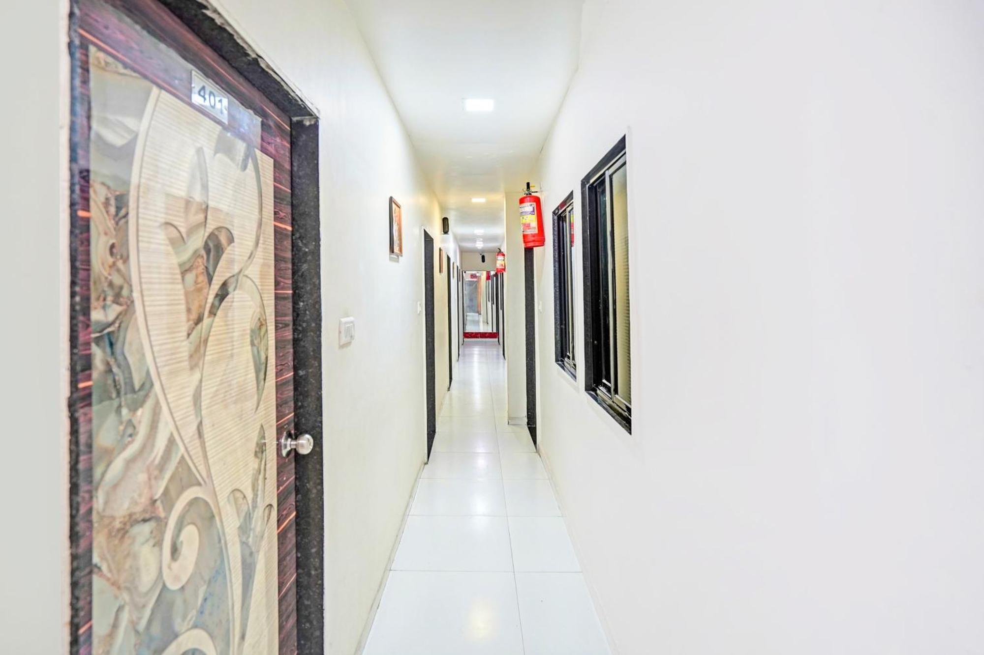 Hotel O S. G. Highway Formerly I Land Park Ahmedabad Buitenkant foto